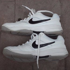 Nike Court Lite low-top tennies.